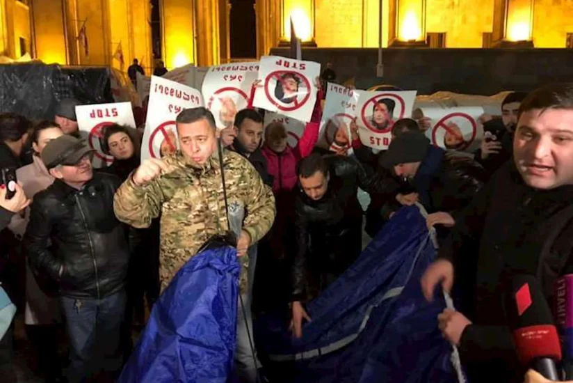 В Грузии оппозиция ставит палатки у здания парламента