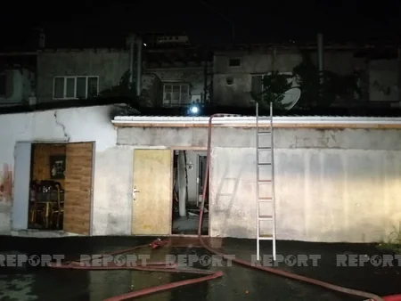В Баку произошел пожар в двухэтажном доме