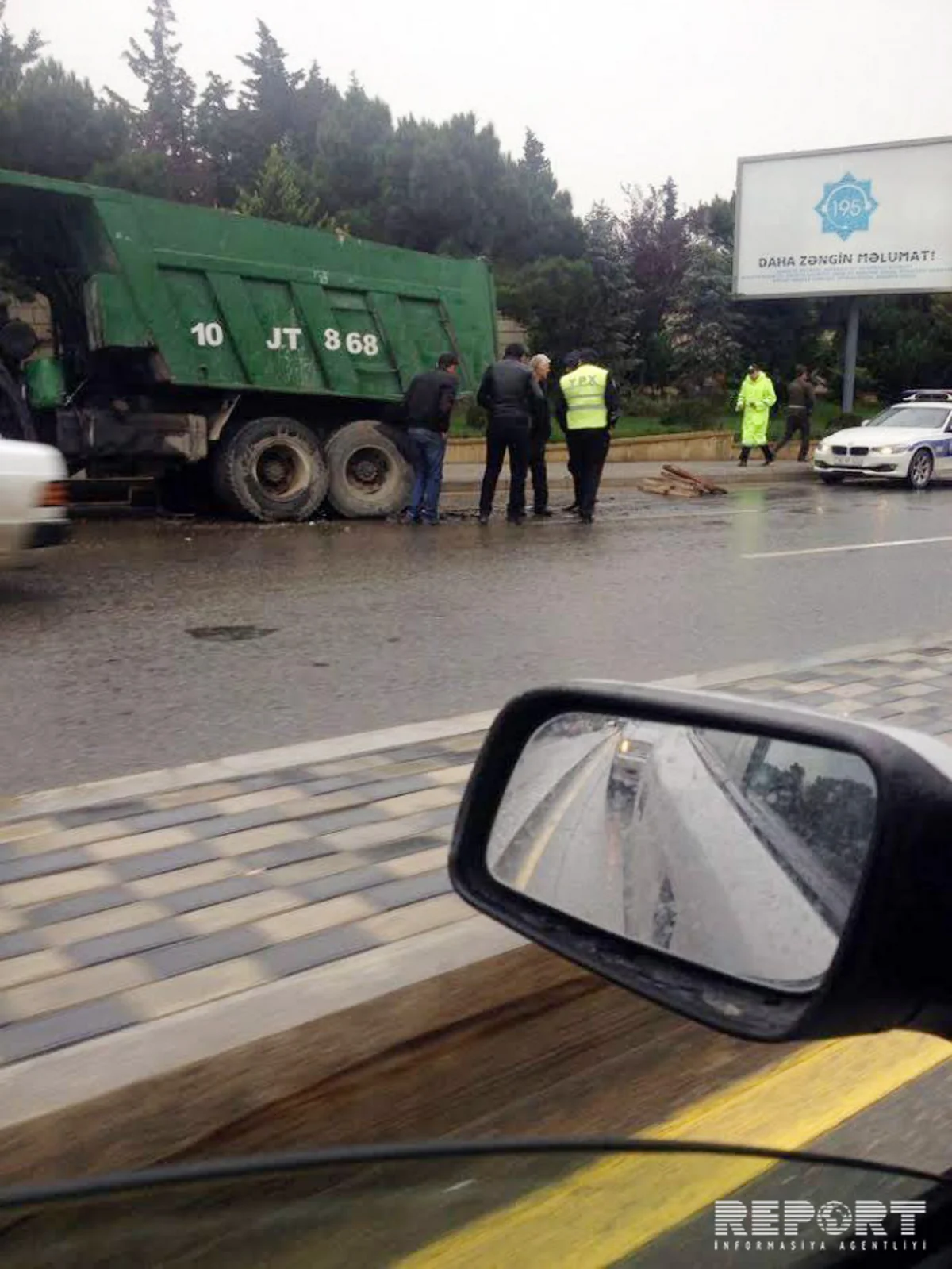 Bakıda iki yük avtomobili toqquşub, sürücü xəsarət alıb - FOTO