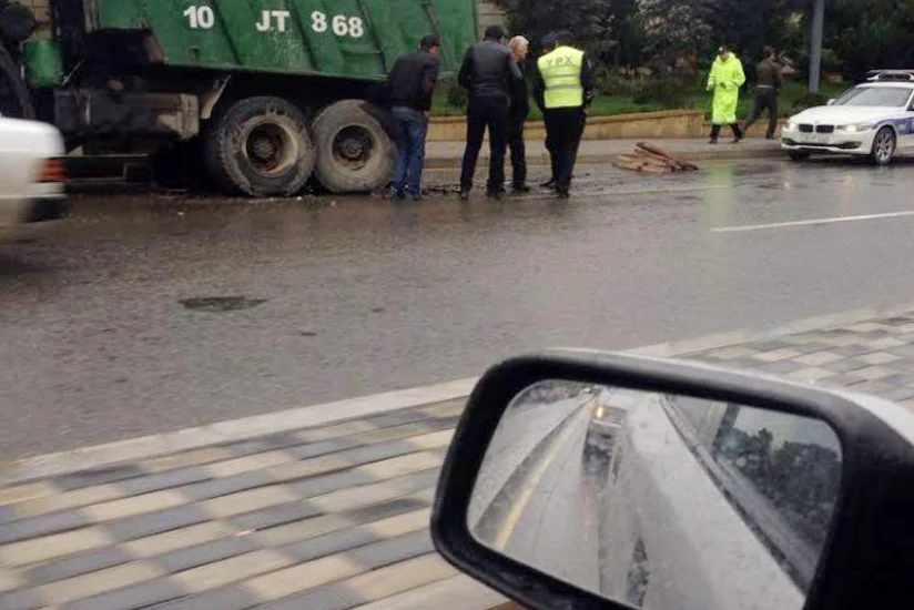 В Баку столкнулись два грузовика, водитель получил травму - ФОТО