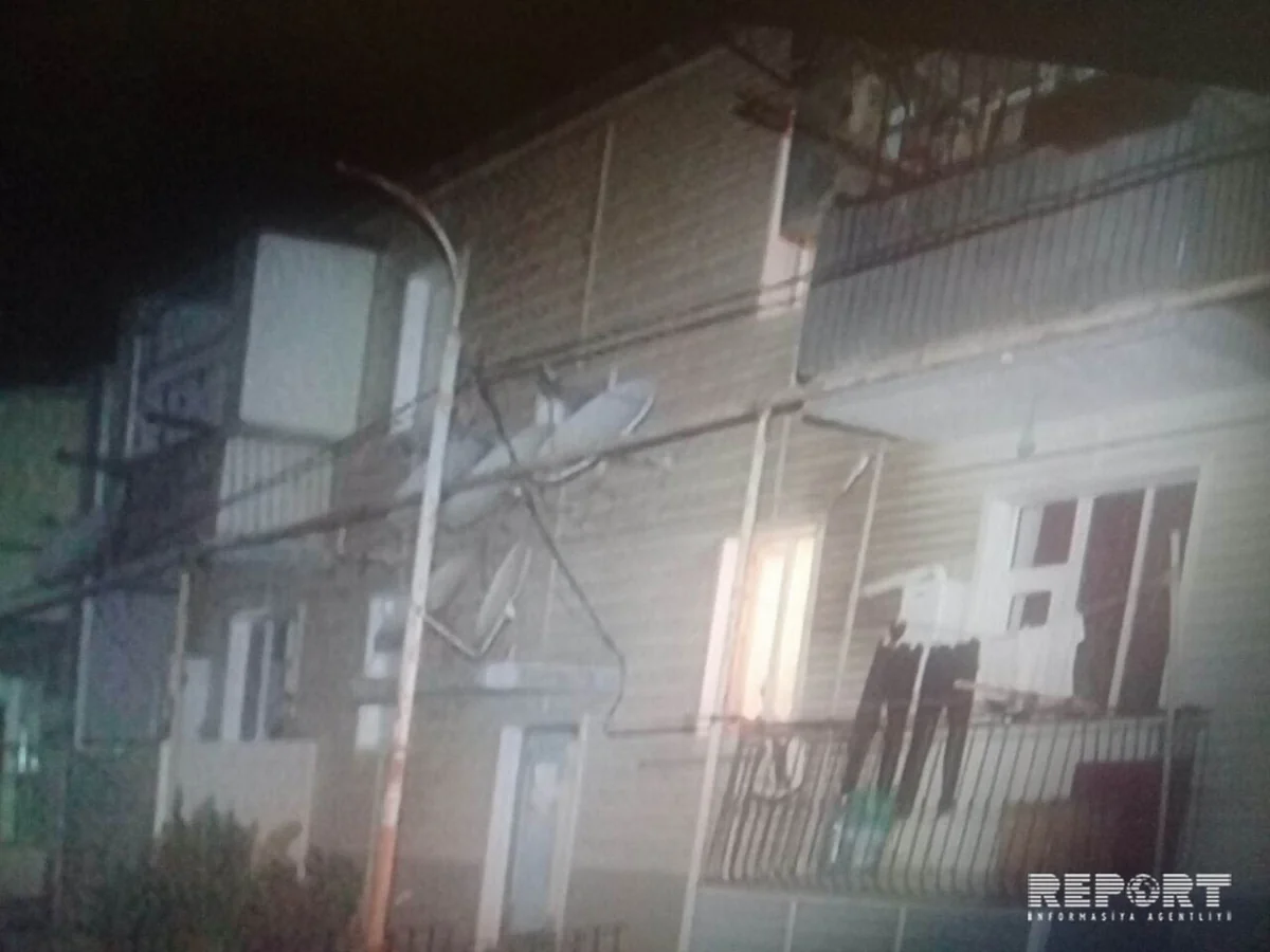 Abşeronda eyvandan yıxılan körpə sağ qalıb - FOTO