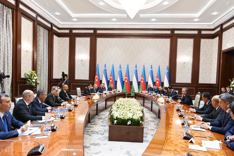 Состоялась встреча президентов Азербайджана и Узбекистана в расширенном составе