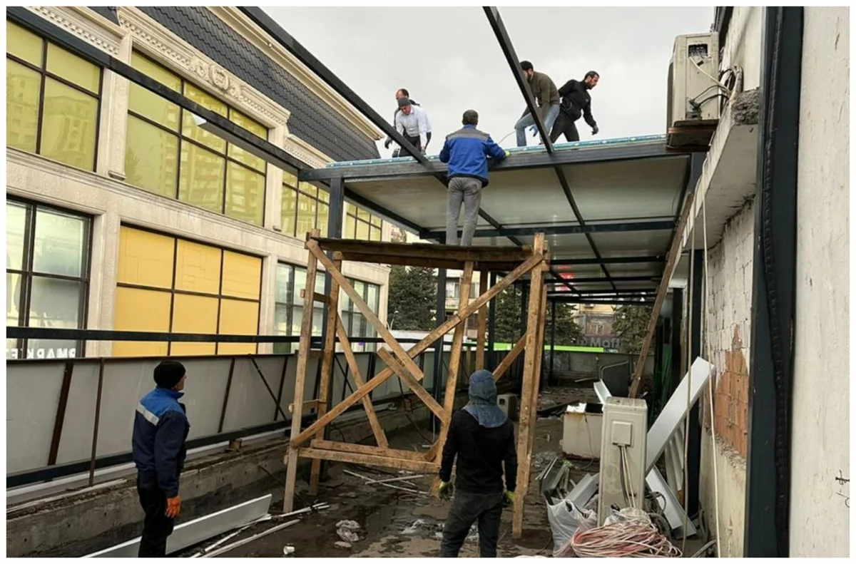 Bakıda daha bir küçədə qanunsuz tikili sökülüb