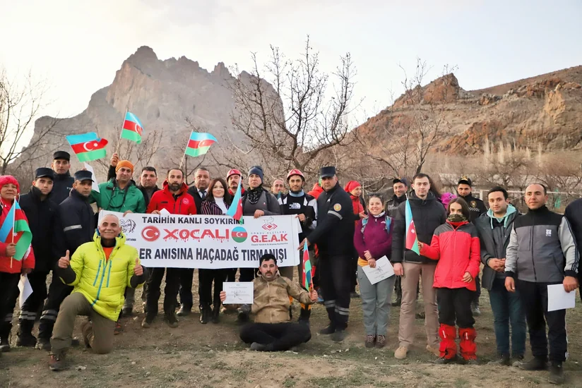 Türkiyə alpinistləri Xocalı faciəsi qurbanlarının xatirəsini Haçadağın zirvəsində anıb