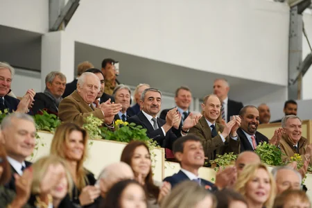 Azərbaycan Britaniya kralına qədim gümüş alətlərin təsvir olunduğu rəsm əsəri hədiyyə edib