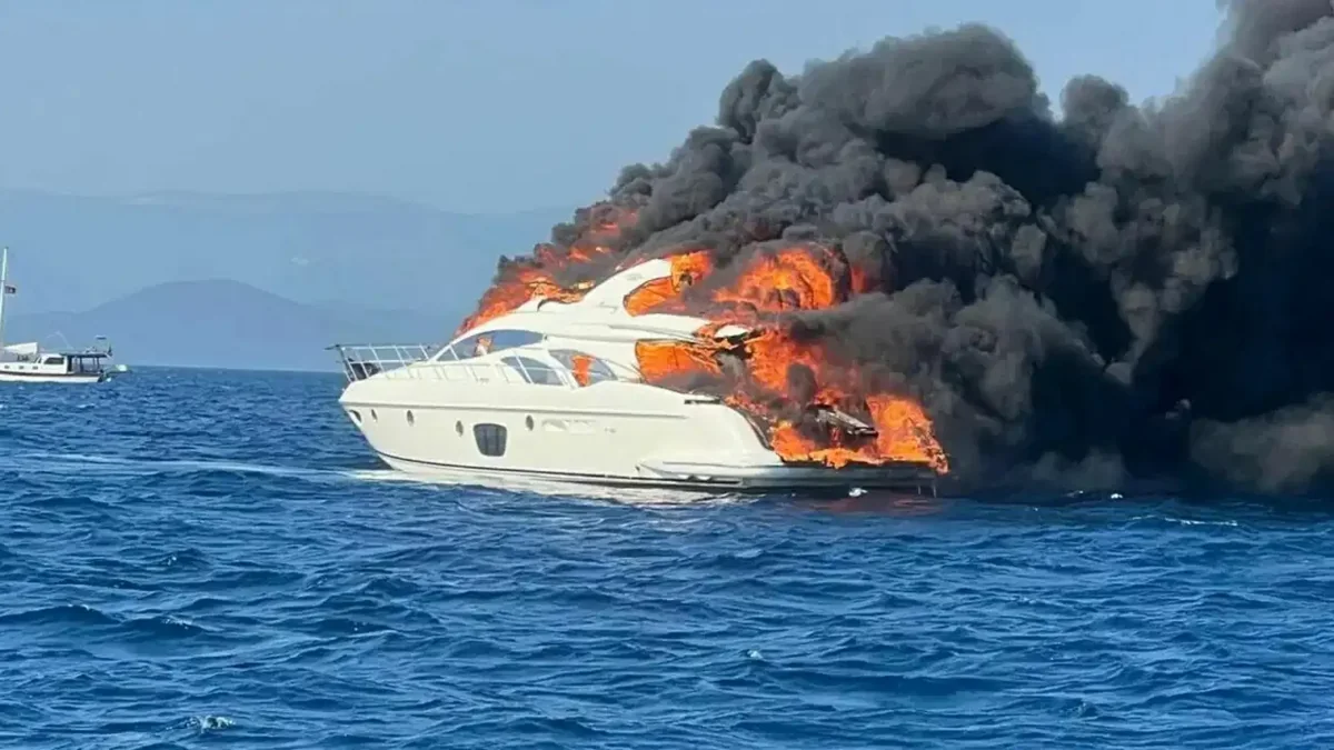 Вблизи Стамбула горит катер с 16 людьми на борту - ОБНОВЛЕНО