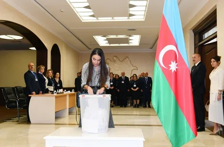 Prezident İlham Əliyev ailə üzvləri ilə birlikdə səs verib - YENİLƏNİB