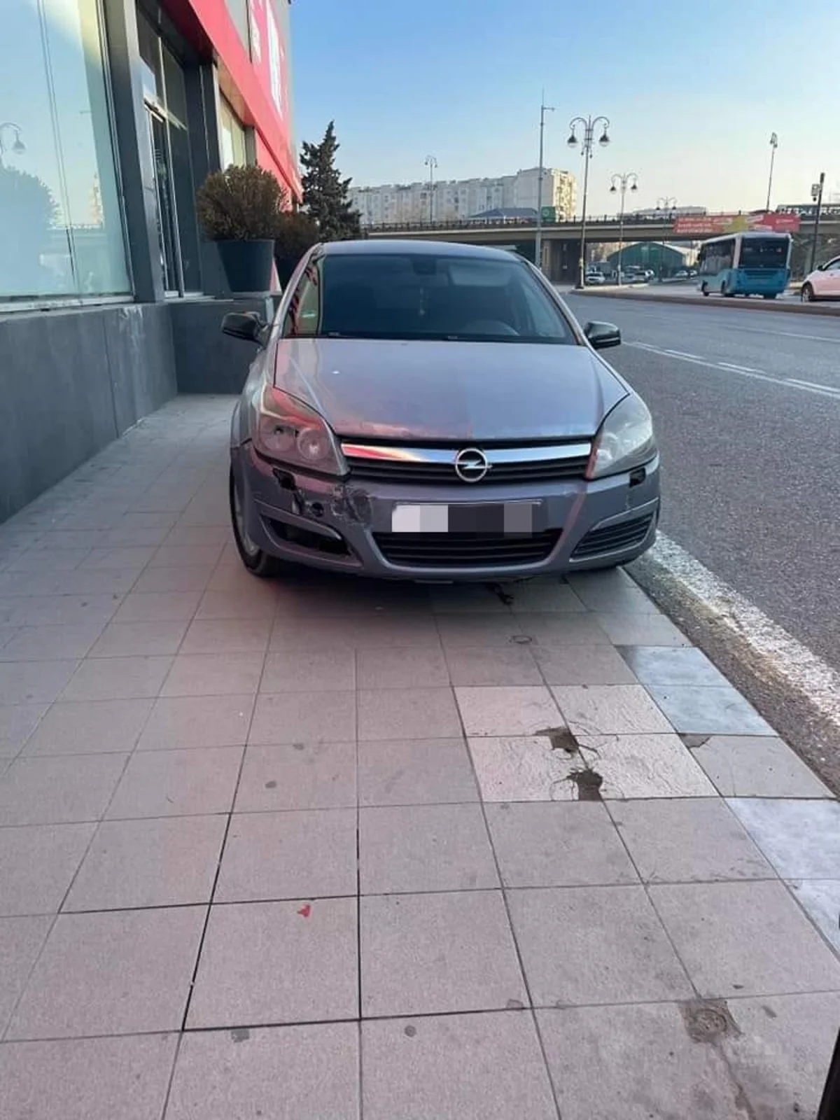 Bakı şəhər Dövlət Yol Polisi avtomobillərini səkilərdə park edən sürücülərə müraciət edib