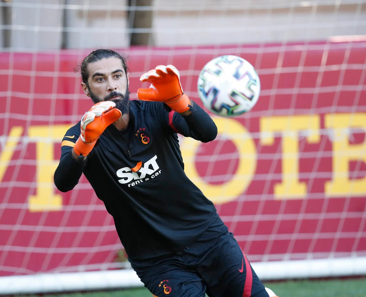 Qalatasaray əsas qapıçının olmadığı hər matçda qol buraxır