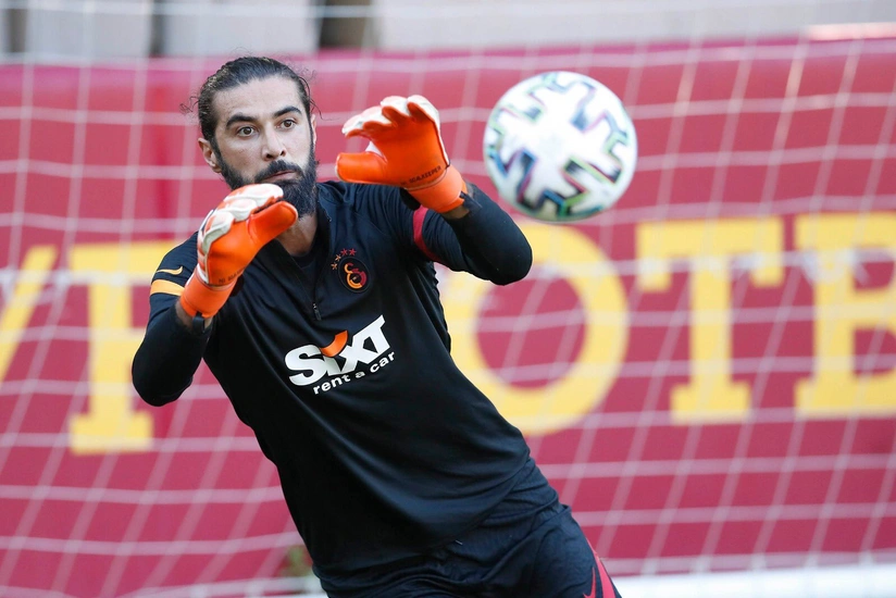 Qalatasaray əsas qapıçının olmadığı hər matçda qol buraxır