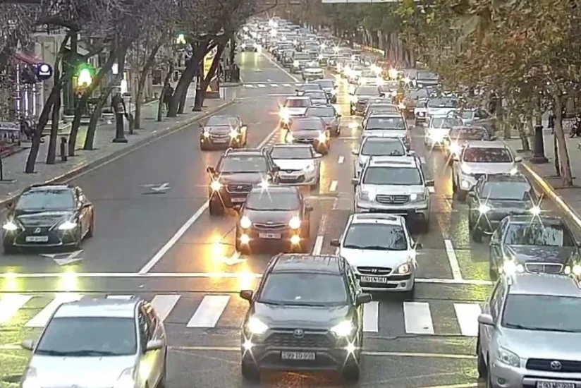 Bakının bir sıra küçə və prospektlərində tıxac yaranıb - SİYAHI
