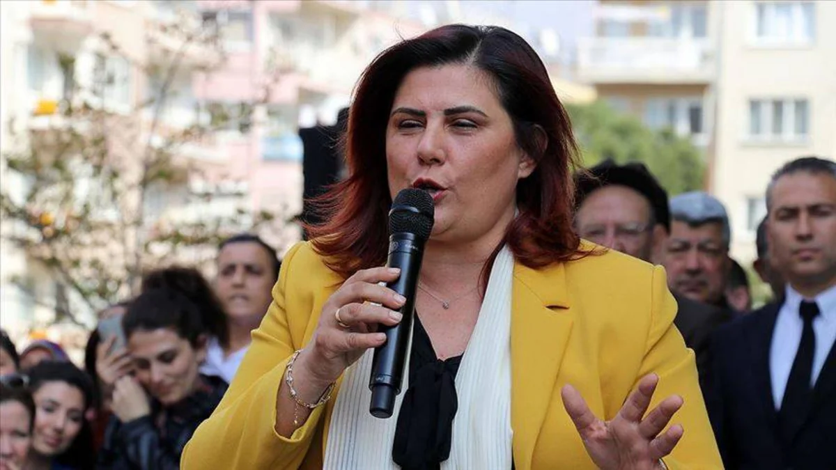 Türkiyədə CHP-dən istefa verən Böyükşəhər Bələdiyyə sədri AK Partiyaya keçib - YENİLƏNİB