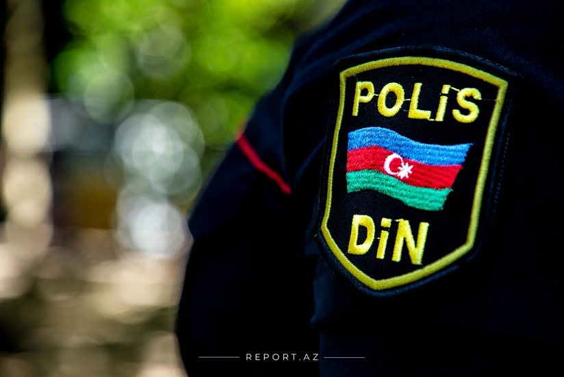 Azərbaycanda polis olduğu deyilən şəxs anasını təhqir etdi