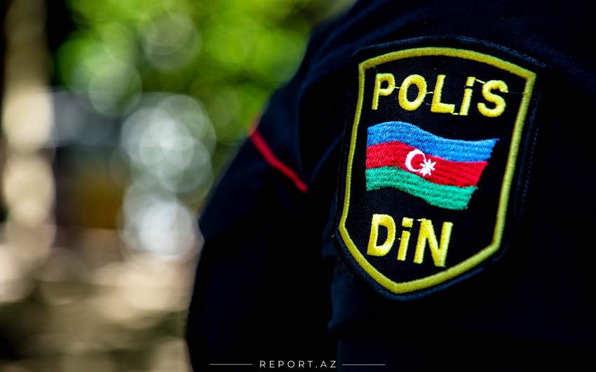 Azərbaycanda polis olduğu deyilən şəxs anasını təhqir etdi