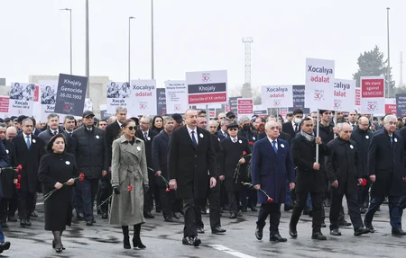 Xocalı soyqırımının 30-cu ildönümü ilə əlaqədar Bakıda ümumxalq yürüşü keçirilib,  İlham Əliyev və Mehriban Əliyeva yürüşdə iştirak edib