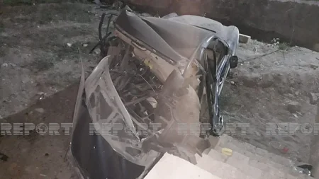 Kürdəmirdə baş verən qəzada avtomobil yararsız hala düşdü