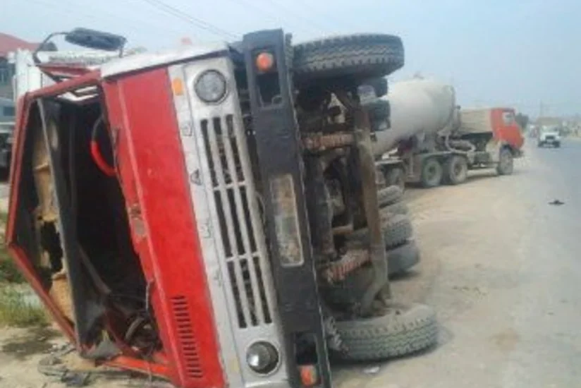Sabirabadda “Kamaz” aşıb, sürücü xəsarət alıb
