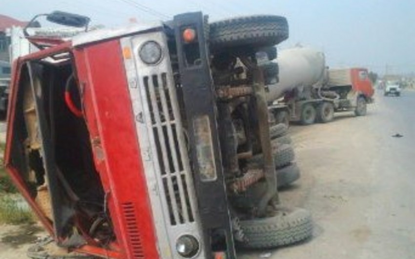 İmişlidə “KamAZ” aşıb, sürücü xəsarət alıb