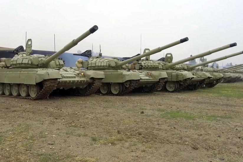 Tank bölmələri artilleriya ilə birgə döyüş tapşırıqlarını icra edirlər