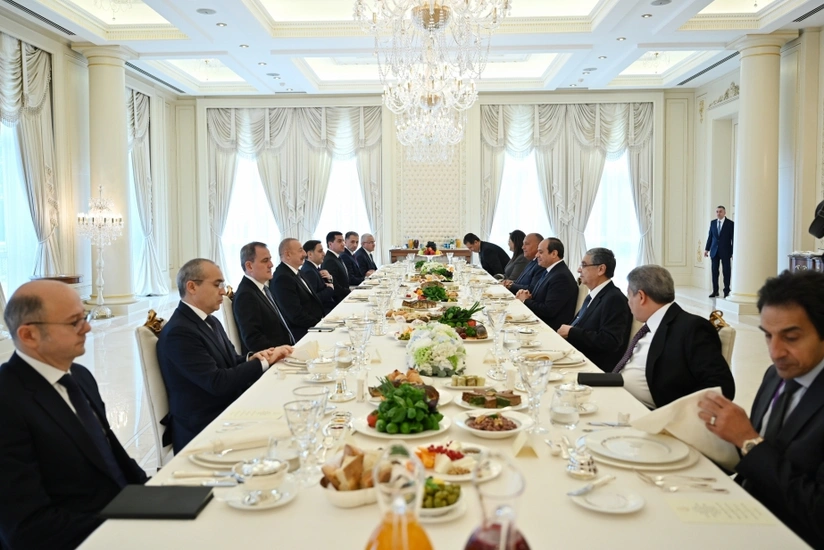 От имени президента Азербайджана дан обед в честь президента Египта