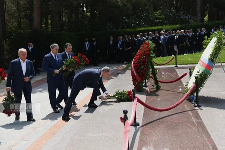 XİN rəhbərliyi Fəxri Xiyabanda Heydər Əliyevin məzarını ziyarət edib