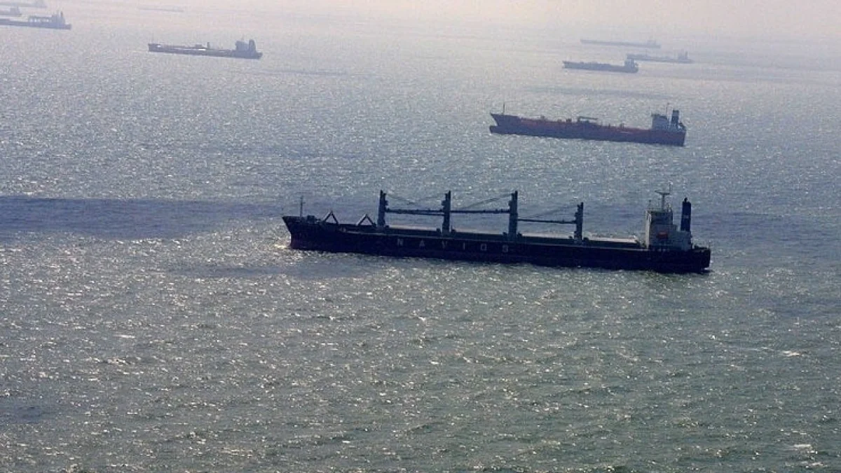 Два человека пострадали в результате взрыва на нефтяном танкере в России