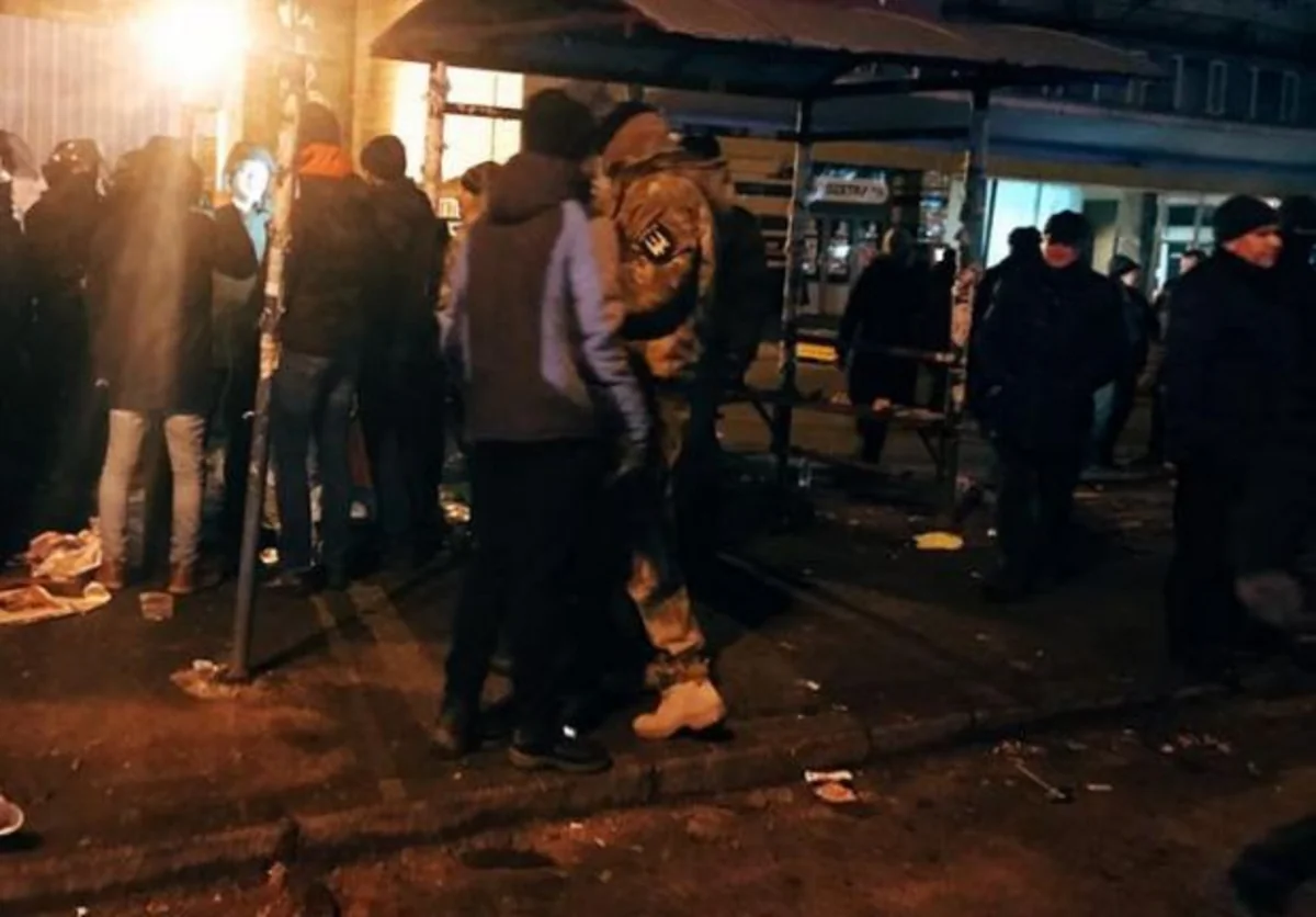 Bakıda metrodan çıxan kişi özünü bıçaqlayıb