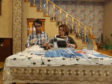Kənd müəllimləri evdə maska tikərək pulsuz paylayır