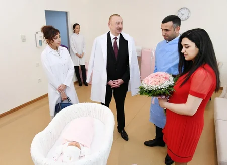 Prezident və birinci xanım Azərbaycanın 10 milyonuncu sakininin valideynləri ilə görüşüblər - FOTOLAR - YENİLƏNİB