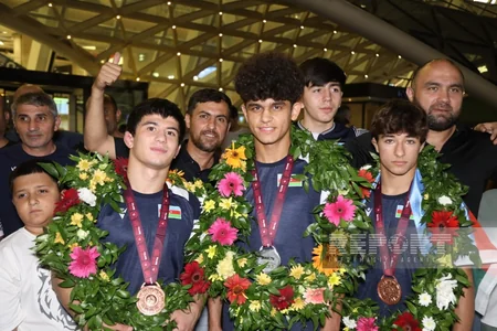 Avropa çempionu olan Azərbaycanın sərbəst güləşçiləri Bakıya qayıdıb