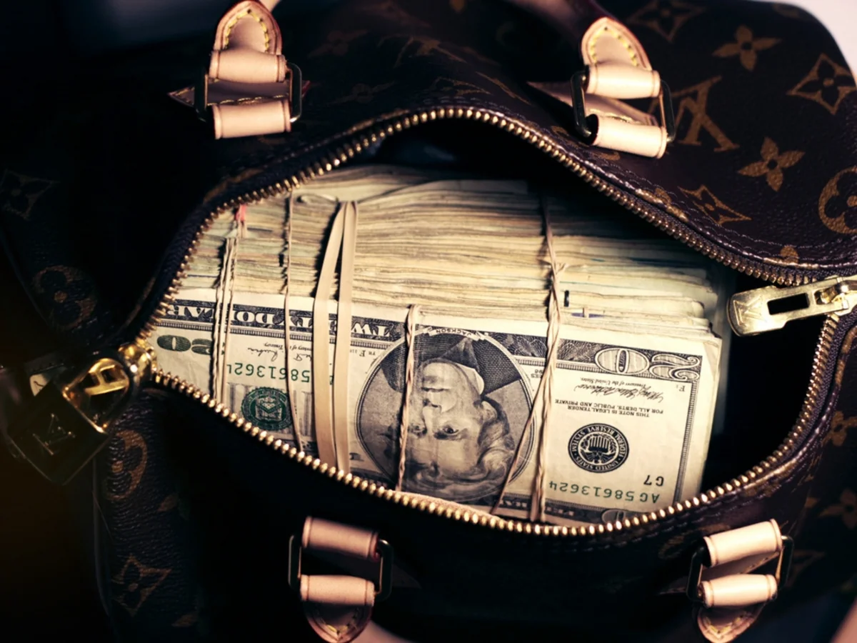 Bakıda mənzildən 12 min dollar oğurlanıb