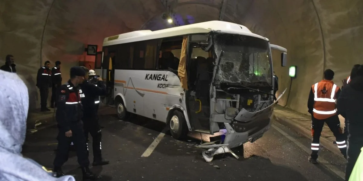 Türkiyədə mikroavtobus TIR-la toqquşub, 14 nəfər yaralanıb