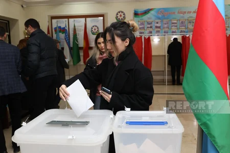 Paytaxtdakı seçki məntəqələrində seçici fəallığı davam edir - FOTOREPORTAJ