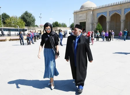 Mehriban Əliyeva Şamaxı Cümə məscidində olub - YENİLƏNİB