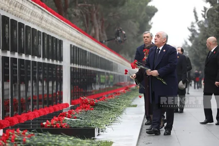 Azərbaycan xalqı şəhidlərini yad edir