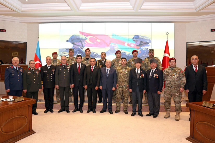 Turkish defense minister meets war veterans from Azerbaijan