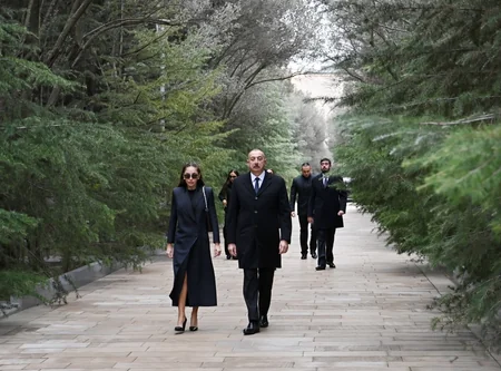 Prezident İlham Əliyev ümummilli lider Heydər Əliyevin məzarını ziyarət edib