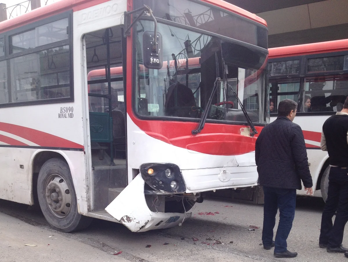 Bakıda sərnişin avtobusu dayanacaqda qəza törədib, ölən və yaralanan var
