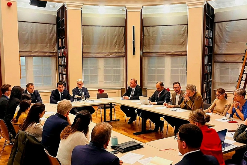 Hikmət Hacıyev RUSI Britaniya İnstitutunda görüş keçirib