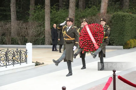 Türkiyənin Azərbaycandakı yeni səfiri Fəxri və Şəhidlər xiyabanlarını ziyarət edib