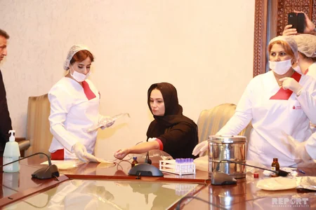 Allahşükür Paşazadə Aşura günü ilə bağlı qan verib - FOTO