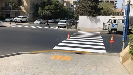 BNA bir sıra küçə və prospektlərdə yeni piyada keçidləri çəkib və mövcud olanları yeniləyib