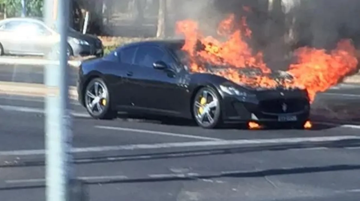 В Баку сгорел Maserati