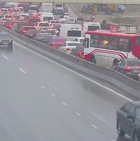 Bakının bir sıra yollarında nəqliyyatın sıxlığı müşahidə olunur
