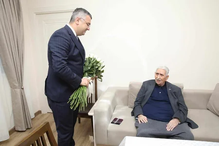 Həmkarlar ittifaqının nümayəndələri Xalq artisti Arif Babayevi ziyarət edib