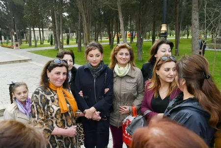 Prezident və birinci xanım Bakı sakinləri ilə görüşüb, selfi çəkdiriblər - FOTOLAR