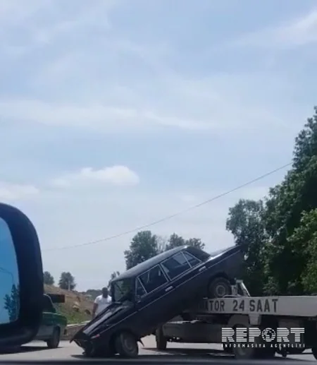 В Барде автомобиль упал с эвакуатора
