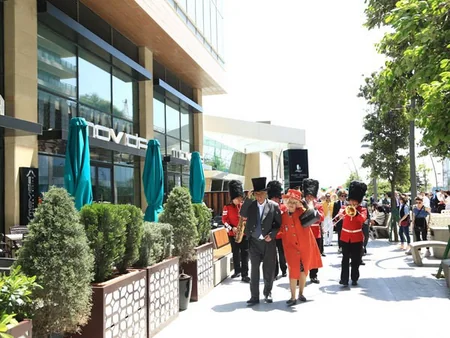 Əfsanəvi ingilis personajlar mayın 29-dək Bakıda musiqili parad edəcəklər - FOTO
