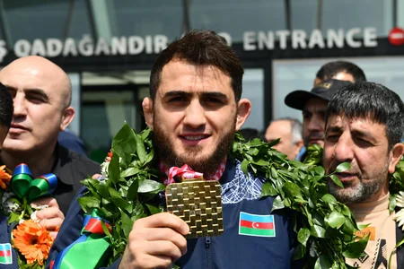 Avropa çempionu olan sərbəst güləş üzrə Azərbaycan millisi Vətənə qayıdıb