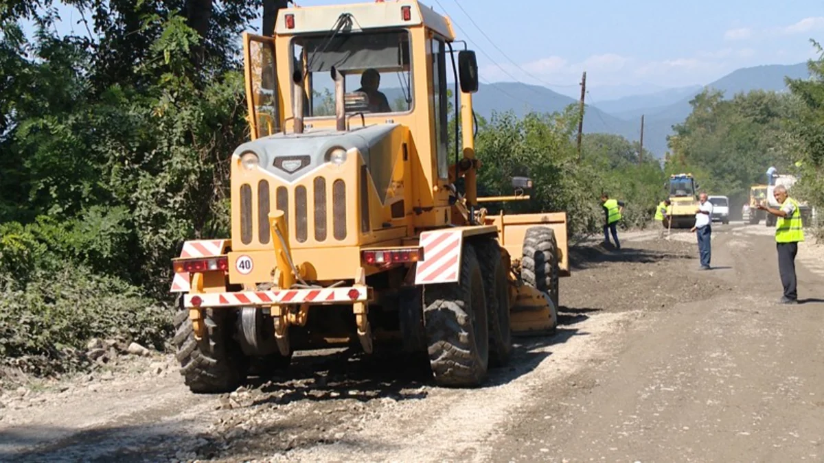 Qaxda avtomobil yolu yenidən qurulur